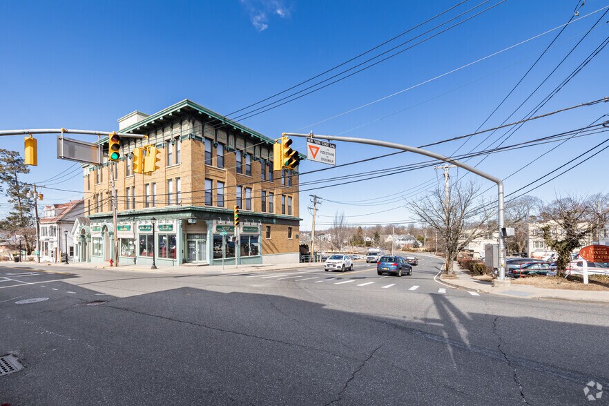 More Photos Of 299-305 Main St, Port Washington Storefront Retail Residential For Lease