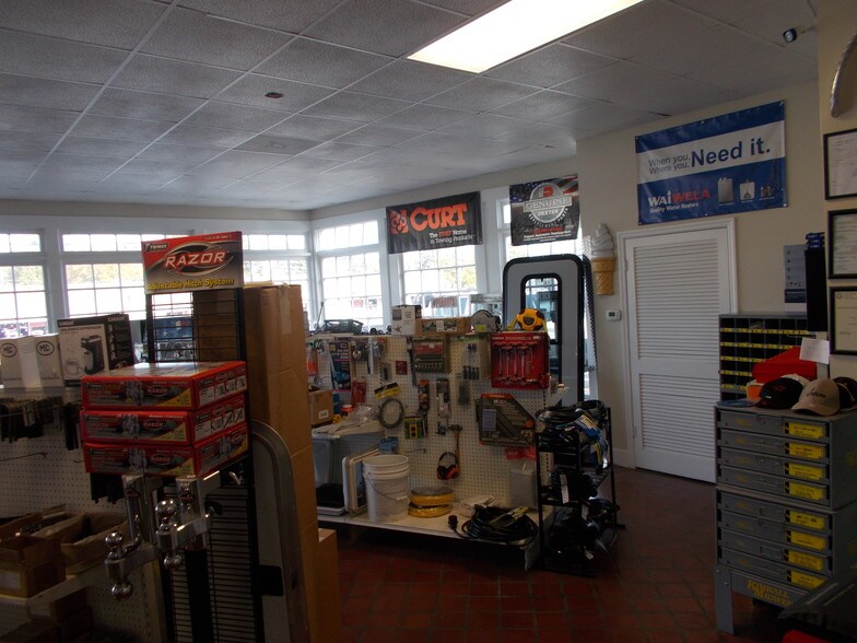 More Photos Of 225 W Hill St, Thomson Industrial For Sale