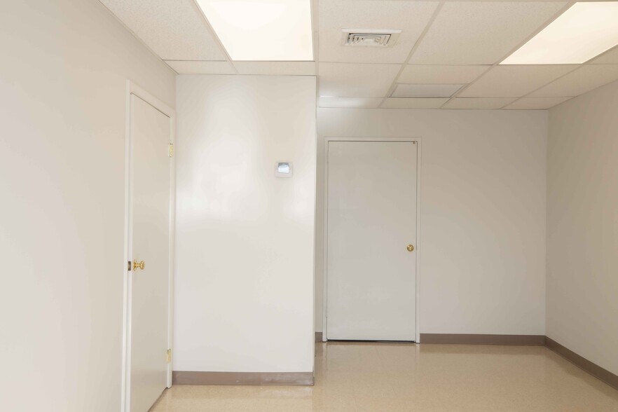 More Photos Of 20 Cain Dr, Plainview Warehouse For Lease