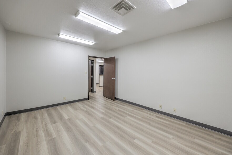 More Photos Of 3320-3340 W Wynn Rd, Las Vegas Office Residential For Lease