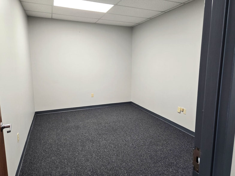 More Photos Of 1005 Alderman Dr, Alpharetta Research And Development For Lease