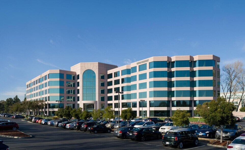More Photos Of 555 Twin Dolphin Dr, Redwood City Office For Lease