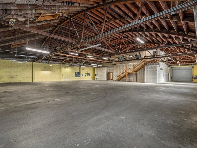 More Photos Of 2566 Bay Rd, Redwood City Service For Sale