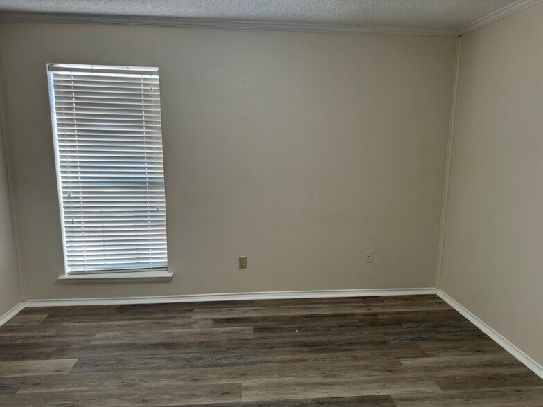 More Photos Of 2302 45th St, Galveston Office For Lease