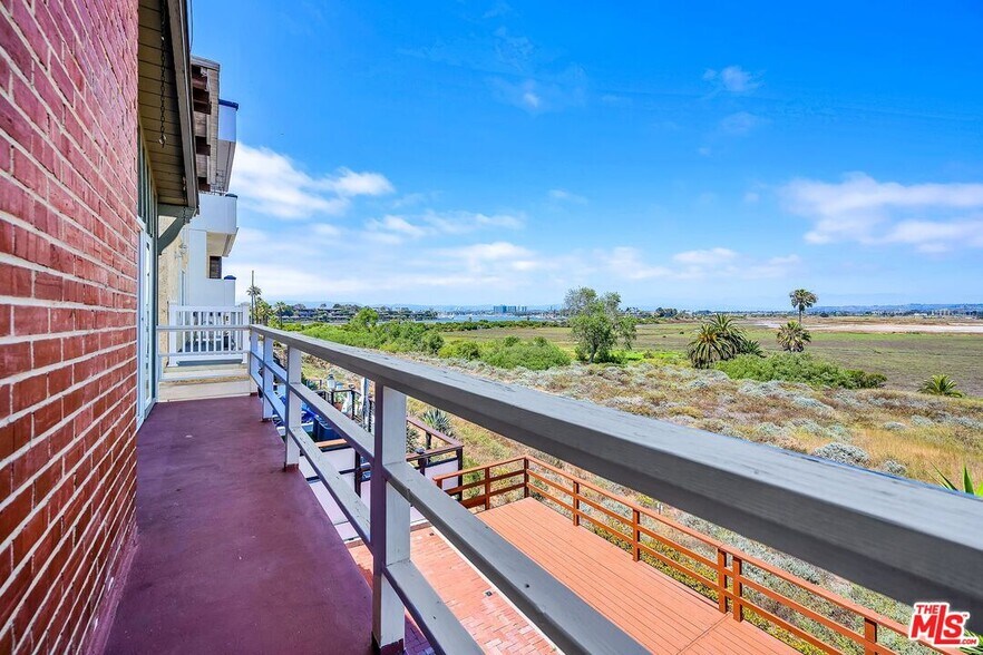 More Photos Of 6515 Vista del Mar, Playa Del Rey Apartments For Sale