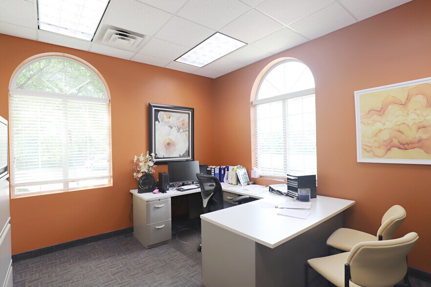More Photos Of 1055 Charter Dr, Flint Medical For Sale