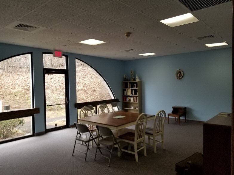 More Photos Of 450 W Todd St, Hamden Specialty For Sale