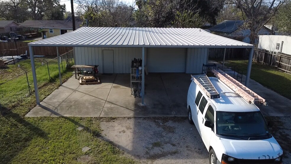 More Photos Of 11815 Beeville Dr, Houston Warehouse For Lease