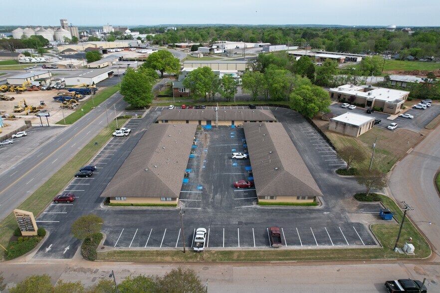 More Photos Of 801 NE Church St, Decatur Unknown For Lease