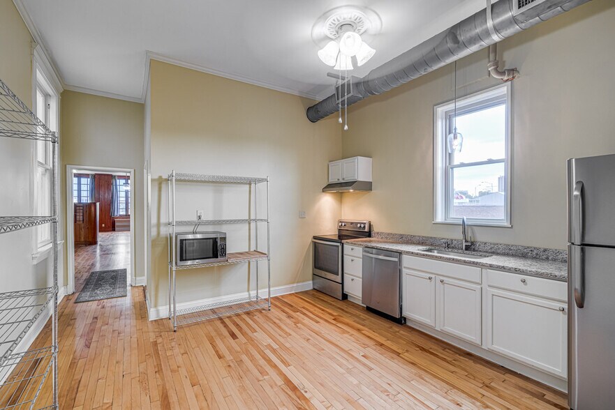 More Photos Of 339 Madison Ave, Memphis Storefront Retail Office For Sale