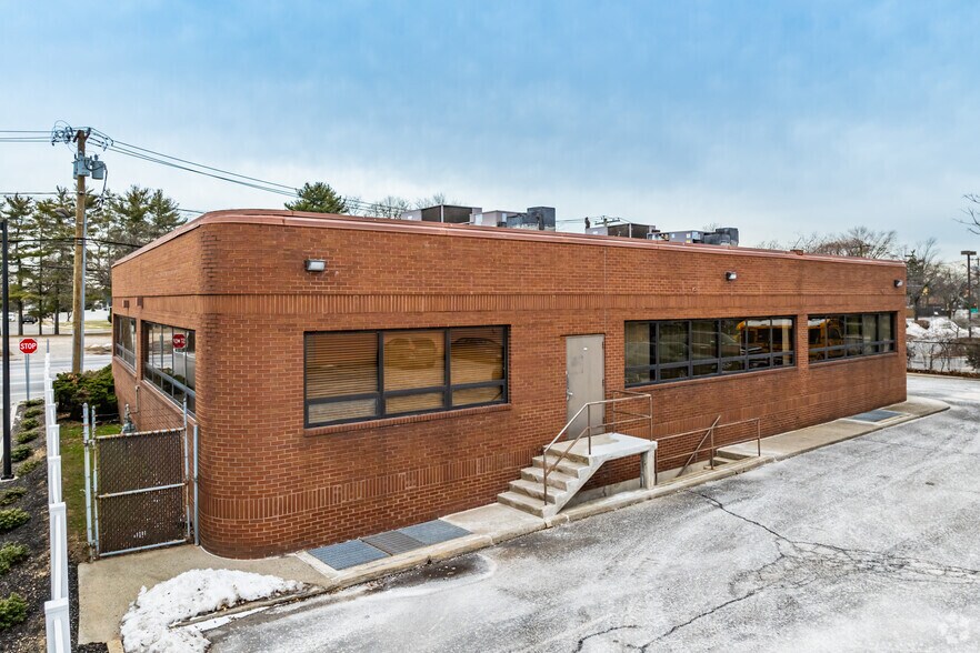 More Photos Of 520 W Old Country Rd, Hicksville Office For Sale