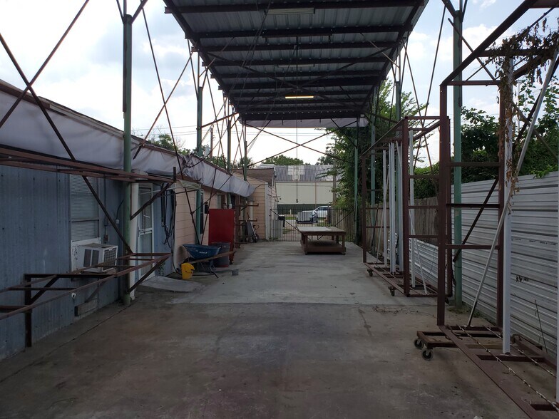 More Photos Of 3135 Golfcrest Blvd, Houston Storefront Retail Residential For Sale