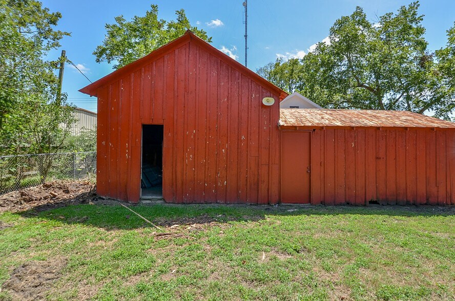 More Photos Of 404 W Main St, Bellville Office Residential For Sale