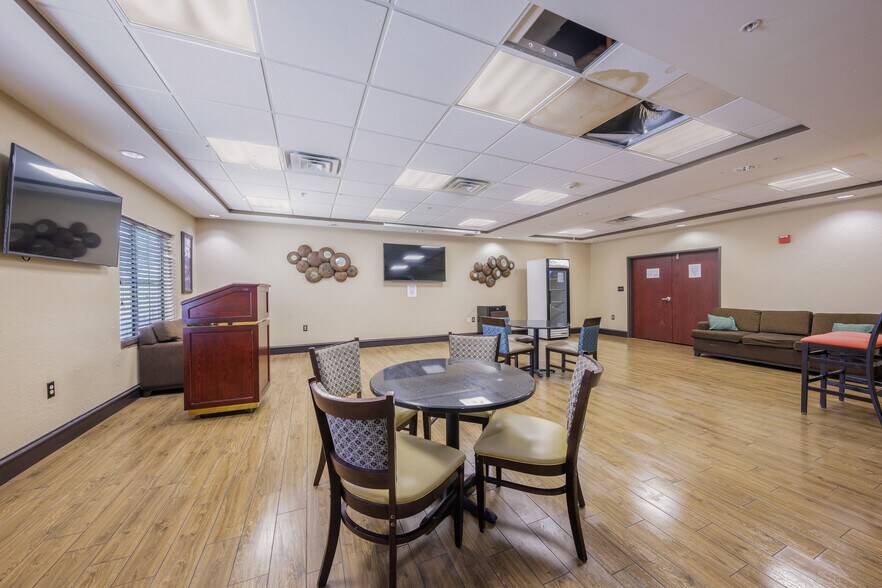 More Photos Of 201 SE Interstate Dr, Lawton Hotel For Sale