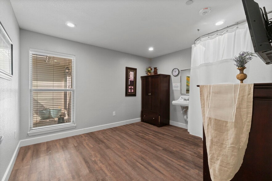 More Photos Of 1930 River Falls Dr, Kingwood Assisted Living For Sale