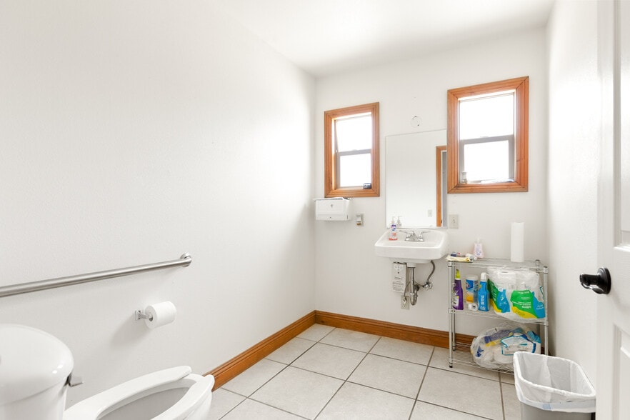 More Photos Of 635 Veile Ave, Beaumont Office For Sale