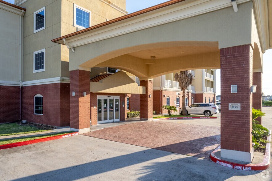 More Photos Of 3606 89th St, Galveston Hotel For Sale