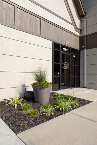 More Photos Of 10670 Barkley St, Overland Park Office For Sale