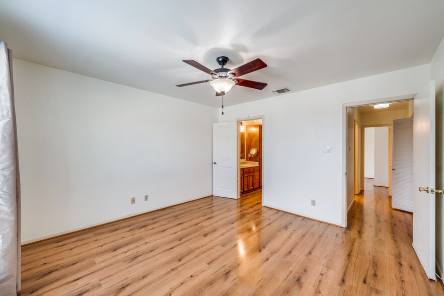 More Photos Of 7870 Broadway, San Antonio Medical For Sale