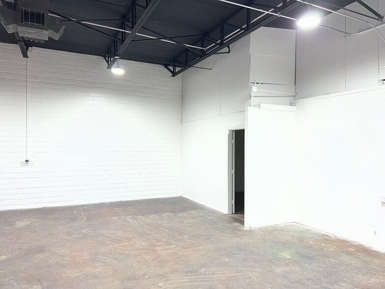 More Photos Of 2535 Farrington St, Dallas Light Distribution For Lease