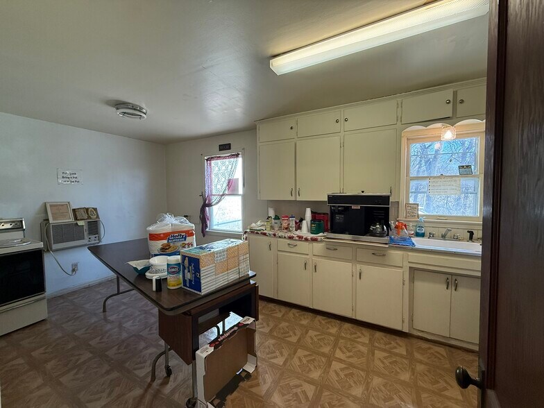 More Photos Of 3911 N Oak Tfwy, Kansas City Office For Sale