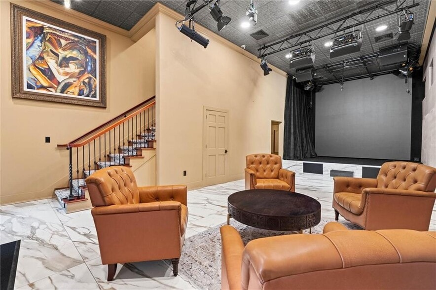 More Photos Of 7 N Royal St, Mobile Office For Sale