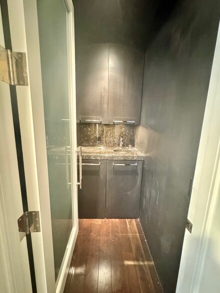 More Photos Of 15840 Ventura Blvd, Encino Medical For Lease