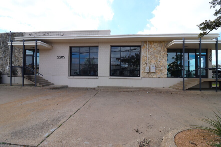 More Photos Of 2285 & 2289 Vantage St, Dallas Light Manufacturing For Lease