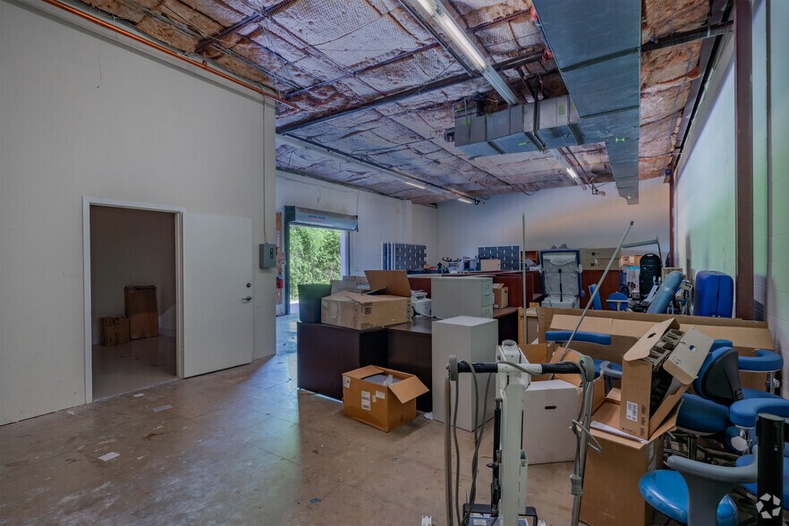 More Photos Of 2905-3025 West Ave, San Antonio Storefront For Lease