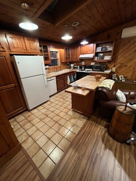 More Photos Of 690-692 State Route 66, Leechburg General Retail For Sale