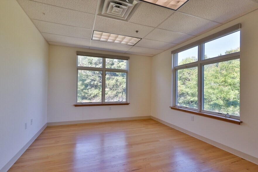 More Photos Of 1425 Mountain Dr N, Bethlehem Office For Sale