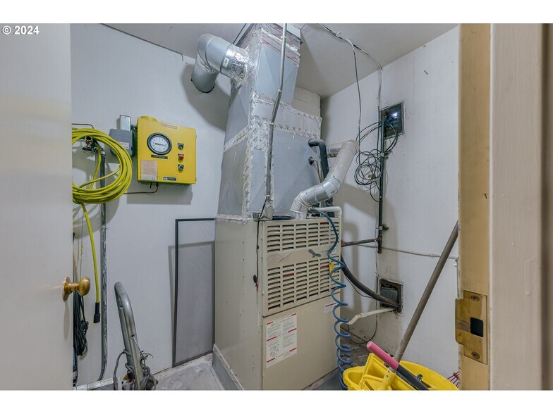 More Photos Of 22024 S Beavercreek Rd, Beavercreek Auto Repair For Sale