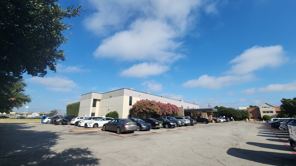 More Photos Of 560 W Main St, Lewisville Office For Sale