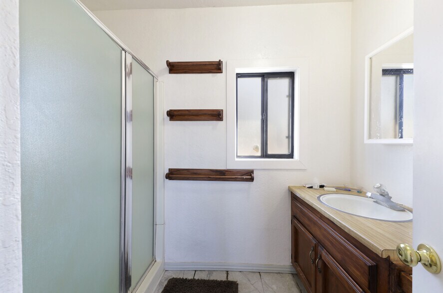 More Photos Of 931 26th St, Bakersfield Movie Radio TVStudio For Sale