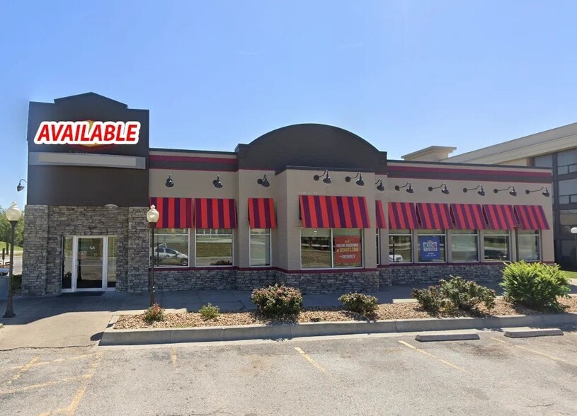Primary Photo Of 9001 Shawnee Mission Pky, Merriam Restaurant For Lease