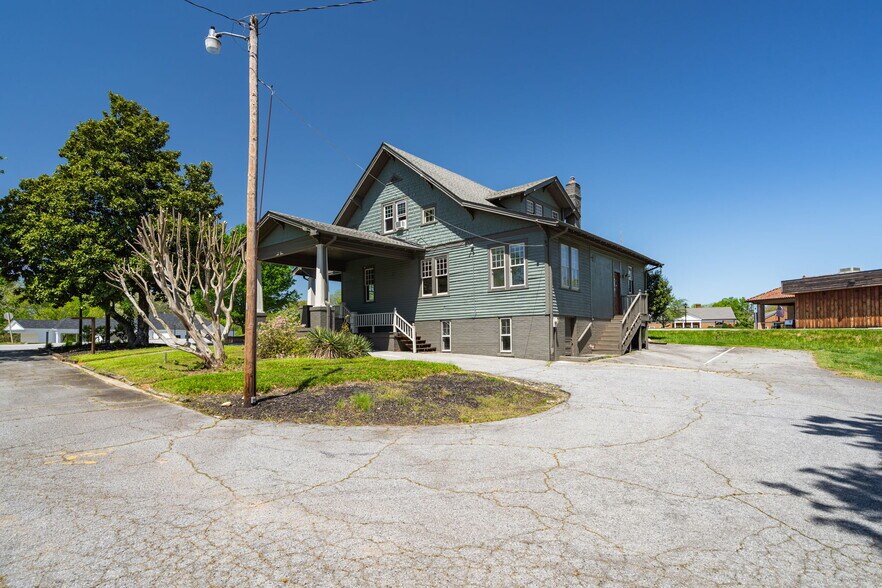 More Photos Of 206 E Main St, Jamestown Office For Sale