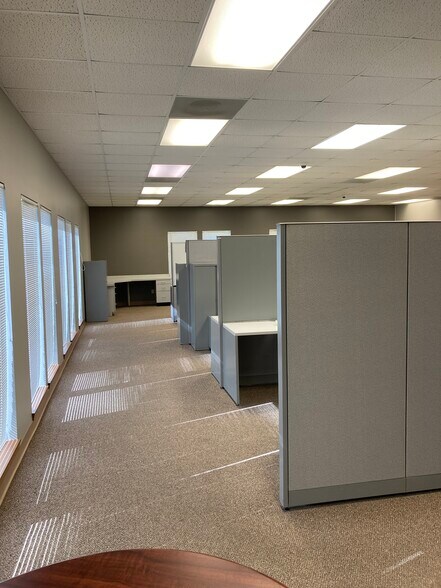 More Photos Of 3225 W Truman Blvd, Jefferson City Office For Lease