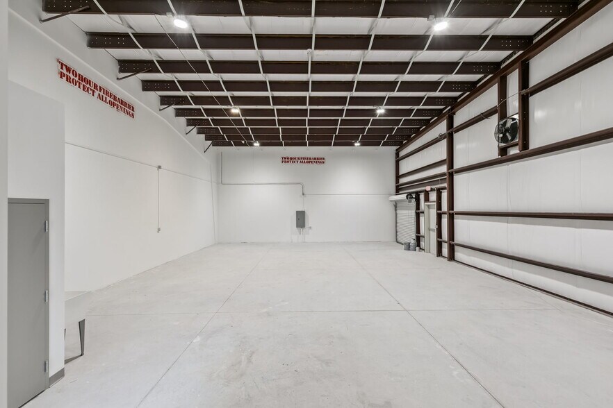 More Photos Of 7124 Sampey rd, Groveland Flex For Lease