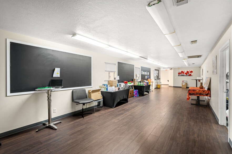 More Photos Of 1110 Paige St, Houston Warehouse For Sale