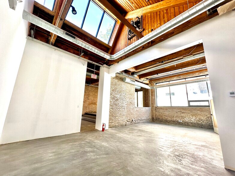 More Photos Of 309-319 N Justine St, Chicago Showroom For Lease