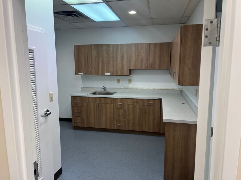 More Photos Of 417-429 Franklin Ave, Hartford Medical For Lease