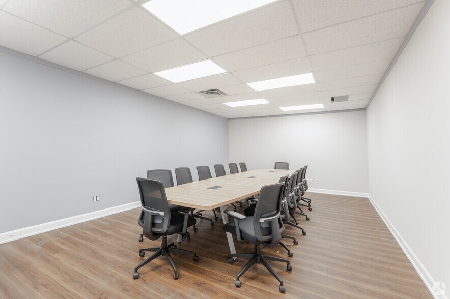 More Photos Of 710 Dorval Dr, Oakville Coworking Space
