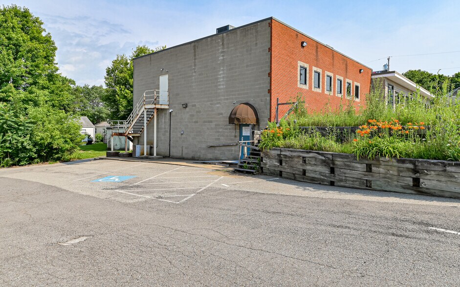 More Photos Of 2615 Freeport Rd, Natrona Heights Bar For Lease