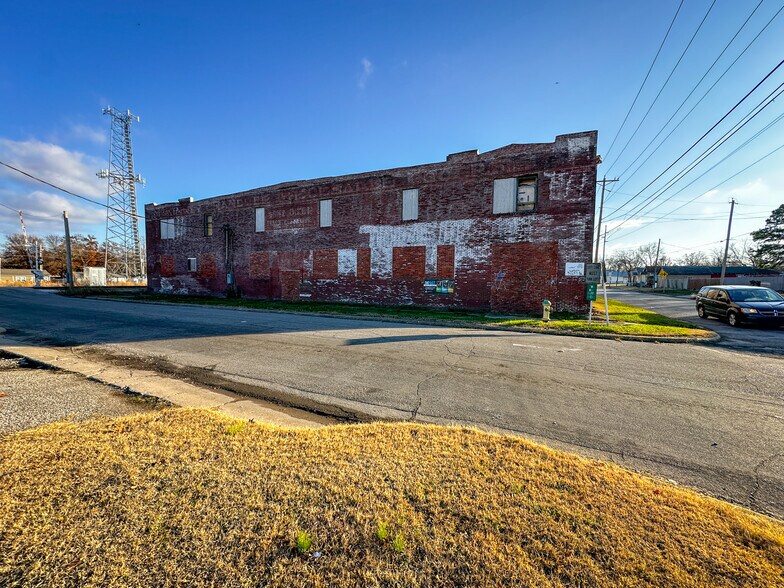 More Photos Of 230 D St NE, Miami Warehouse For Sale