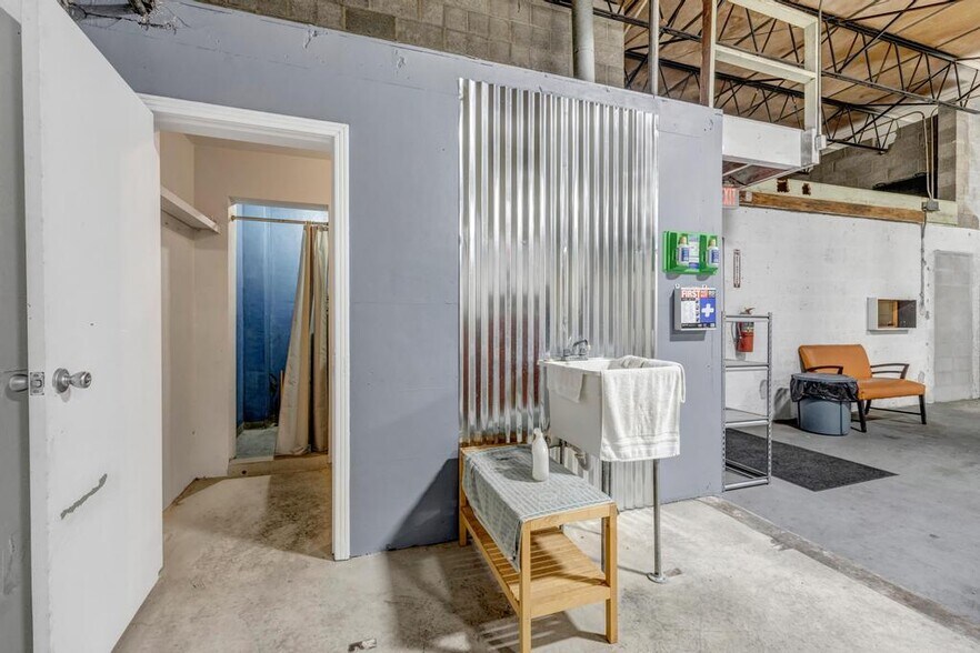 More Photos Of 931 N Liberty St, Jacksonville Warehouse For Sale