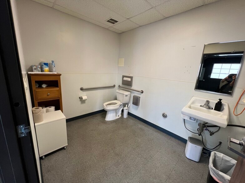 More Photos Of 315 S Flower St, Burbank Warehouse For Lease