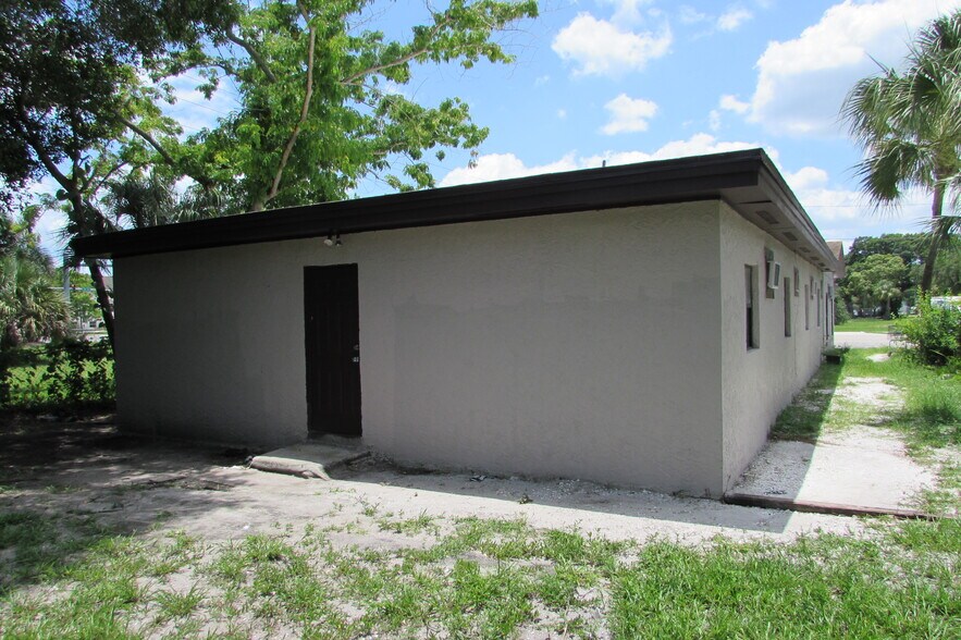 More Photos Of 12811 Kenwood Ln, Fort Myers Office For Lease