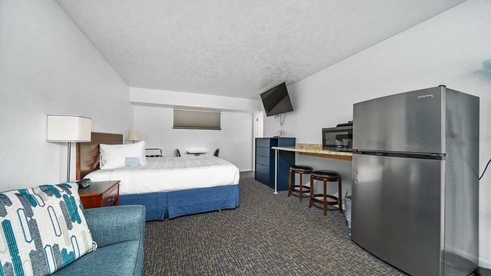 More Photos Of 1010 E Front St, Traverse City Hotel For Sale