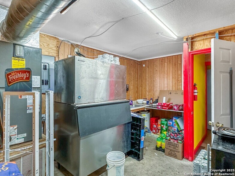 More Photos Of 702 Avenue H, Poteet Freestanding For Sale