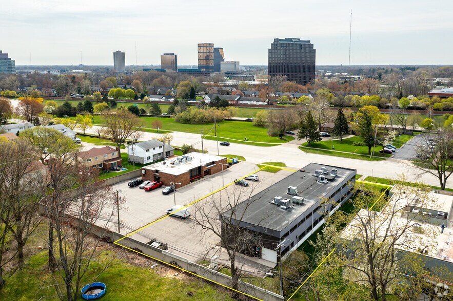 More Photos Of 21540 W 11 Mile Rd, Southfield Medical For Lease